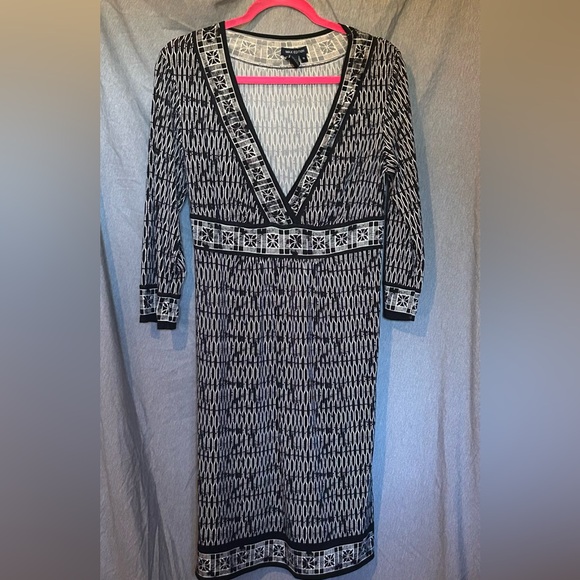 Max Edition Dresses & Skirts - Max Edition White & Black Geometric 3/4 Sleeve V-Neck Dress Women’s Size Medium